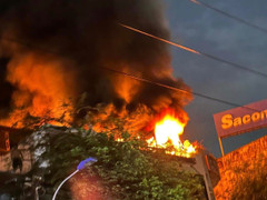 Cháy căn nhà 4 tầng ở TP.HCM khiến trăm hộ dân bị mất điện