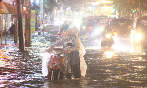 Đường phố TP.HCM ngập lênh láng sau mưa lớn, nhiều xe chết máy trong biển nước