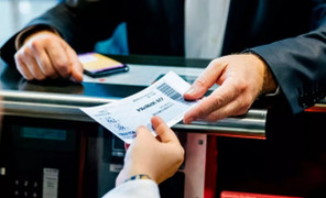 Vì sao phải xuất trình thẻ lên máy bay nhiều lần?