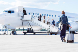 Vì sao hành khách luôn lên máy bay bằng cửa bên trái?
