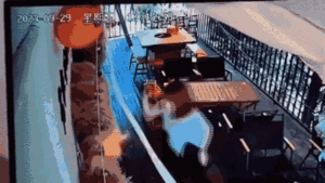 Đốt đồ trang trí, người phụ nữ vô tình làm cháy quán ăn