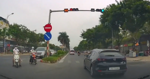 Sang đường ẩu, tài xế Mazda chèn ép trả đũa ô tô không nhường đường