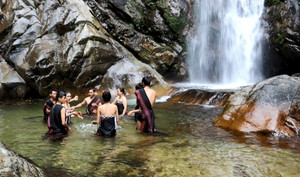Tập tục tắm suối của đồng bào Pa Cô