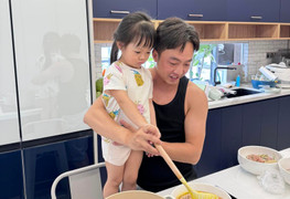 Cường Đô la trổ tài nấu ăn, cùng con gái kiếm thêm thu nhập