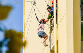 Trẻ em Hà Nội đu dây, thực hành thoát khỏi đám cháy từ tầng cao chung cư