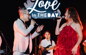 Jimmi Nguyễn thổ lộ tình cảm với vợ trẻ kém 11 tuổi trên sân khấu