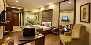 Tại sao khách sạn nào cũng có một mảnh vải ngang giường?