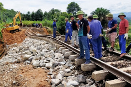 Khắc phục sạt lở, khẩn trương khôi phục tuyến đường sắt Hà Nội - Lào Cai