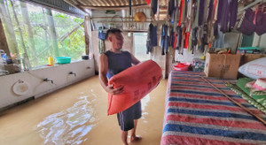 Hà Tĩnh nhiều nơi ngập sâu, người dân vất vả di dời tài sản trong đêm