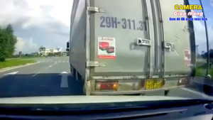 Tài xế xe tải hung hãn cố tình lùi xe, tông mạnh vào ô tô phía sau