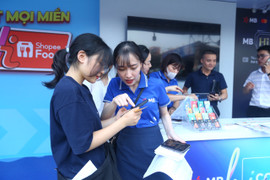 Sinh viên trải nghiệm ngày hội mua sắm không dùng tiền mặt