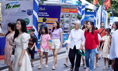 Người Thủ đô thích thú với bánh tráng, muối tôm chuẩn Tây Ninh tại hồ Hoàn Kiếm