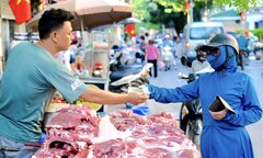Giá heo hơi gần chạm đáy, người dân vẫn phải mua thịt heo giá ‘trên trời’