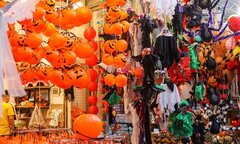 Sau rằm Trung thu, 'thủ phủ' Hàng Mã lại rực sắc màu Halloween