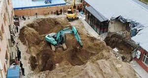 Máy xúc tìm thấy 2 bộ xương, giúp phá vụ án mạng 31 năm trước