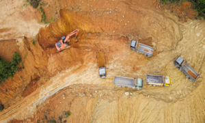 Hà Tĩnh: Mỏ đá hết hạn vẫn rầm rộ khai thác đất bán cho dự án