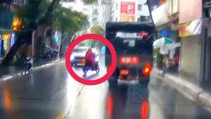 Pha sang đường như chốn không người của thanh niên đi xe máy