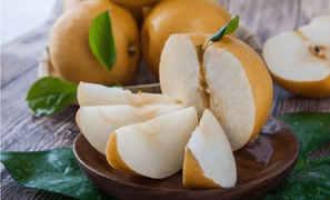 Lê giúp dưỡng gan, bảo vệ tim mạch nhưng 'đại kỵ' 3 thực phẩm quen thuộc này