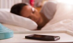 Khi đi ngủ nên bật điện thoại ở chế độ nào để giảm bức xạ?