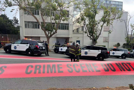 Ô tô lao vào lãnh sự quán Trung Quốc ở Mỹ, cảnh sát nổ súng vào tài xế