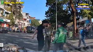 Qua đường suýt va chạm, thanh niên hung hăng xô ngã người đi xe máy