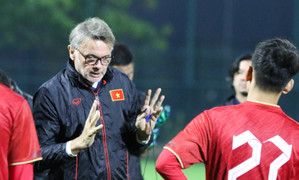 HLV Troussier động viên cầu thủ, không đặt nặng kết quả giao hữu