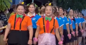 U60 hồn nhiên diễu hành nghi thức Đội khiến dân mạng 'phát sốt'