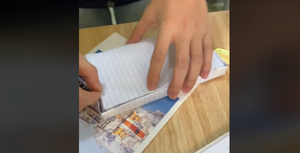 'Đập hộp' iPhone 15 đúng chất học trò 