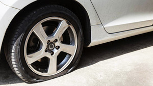 Xe ô tô thủng lốp có nên đi tiếp?