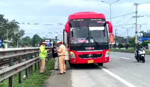 Đang chờ cấp lại bằng có được lái xe ra đường?