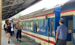 Vé tàu Tết 2024 tăng giá, cao nhất gần 3 triệu đồng