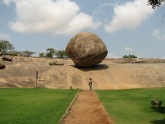 Tảng đá 250 tấn nằm nghiêng trên sườn dốc hơn 1.300 năm không đổ