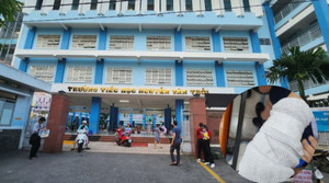 Giáo viên làm gãy ngón tay học sinh lớp 1: Trường xem xét kỷ luật, không bao che