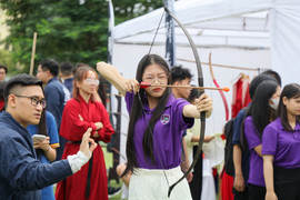 Sinh viên cưỡi ngựa, bắn cung trong lễ khai giảng năm học mới