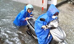 Phố xá ngập sâu, người Đà Nẵng bì bõm đẩy xe trong biển nước
