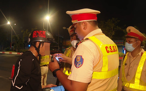 Thanh niên lấy mô tô của CSGT tại chốt đo nồng độ cồn rồi rồ ga bỏ chạy