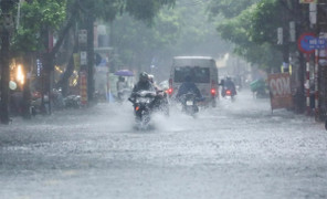 Mưa lớn ở miền Trung kéo dài và phức tạp, miền Bắc liên tiếp đón mưa dông