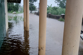 Mưa lớn trắng trời ở miền Trung, hàng nghìn học sinh nghỉ học