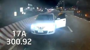 Phẫn nộ với cách hành xử côn đồ của tài xế ô tô đi ngược chiều 