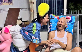 Con gái U50 ‘biến hình’, pha trò đổi lấy nụ cười của cha già đang dưỡng bệnh