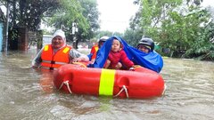 Cứu 12 người mắc kẹt trong mưa lũ ở Đà Nẵng