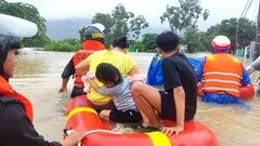 Đà Nẵng ngập khắp nơi, công an, quân đội đi từng ngõ, hẻm di dời dân