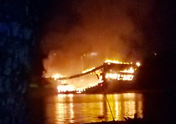 Hai tàu cá của ngư dân Quảng Ngãi cháy rụi lúc rạng sáng