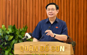 Chủ tịch Quốc hội Vương Đình Huệ tiếp xúc cử tri tại TP Hải Phòng