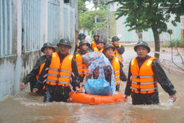 Mưa lũ miền Trung: Hơn 1.500 ngôi nhà bị ngập, gần 4.000 người phải sơ tán