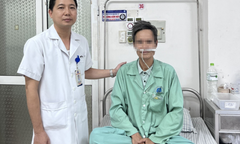 Đang ăn thịt gà, người đàn ông phải đi cấp cứu gấp