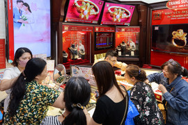 Hà Nội: Giá vàng đột biến 71 triệu đồng/lượng, thị trường nhộn nhịp khác thường