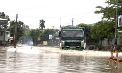 Cận cảnh Quốc lộ 14H ở Quảng Nam chìm trong biển nước do mưa lớn