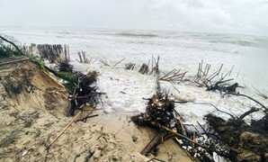 Mưa to, sóng lớn phá tan hoang kè chắn sóng, 'ngoạm' cả trăm mét bờ biển Hội An