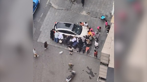 Hàng chục người bê ô tô giải cứu bé 4 tuổi